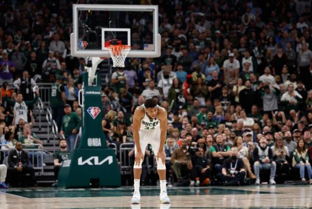 IM电竞在线体育-雄鹿为何打不好第四节？字母哥累了or布登自毁长城